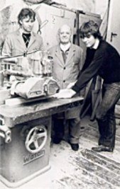 Gustav Fritz sen., Gustav Johann Fritz und Gustav Stephan Oliver Fritz an der alten Fräse in der Schreinerei, 1986